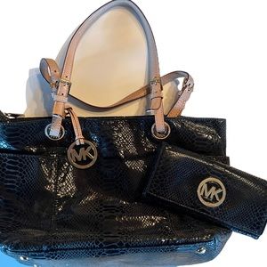 EUC Michael Kors medium size tote with matching wallet